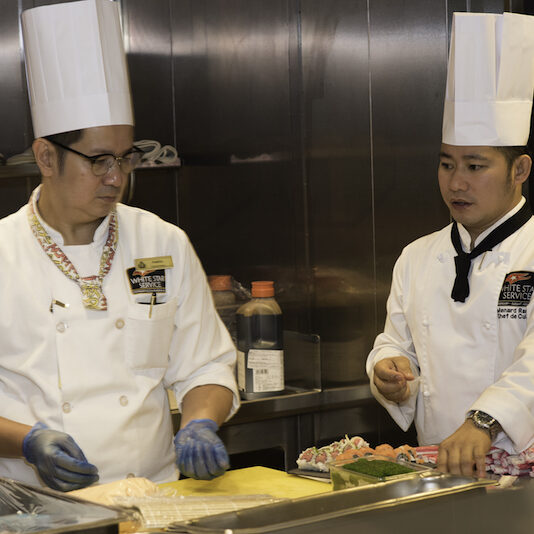 Asiatische Köche auf der Queen Mary 2