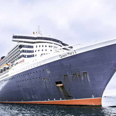 Queen Mary 2 von vorne
