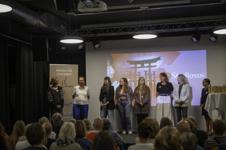 IFT-Team auf der Bühne beim Studiosus-Vortrag über Japan