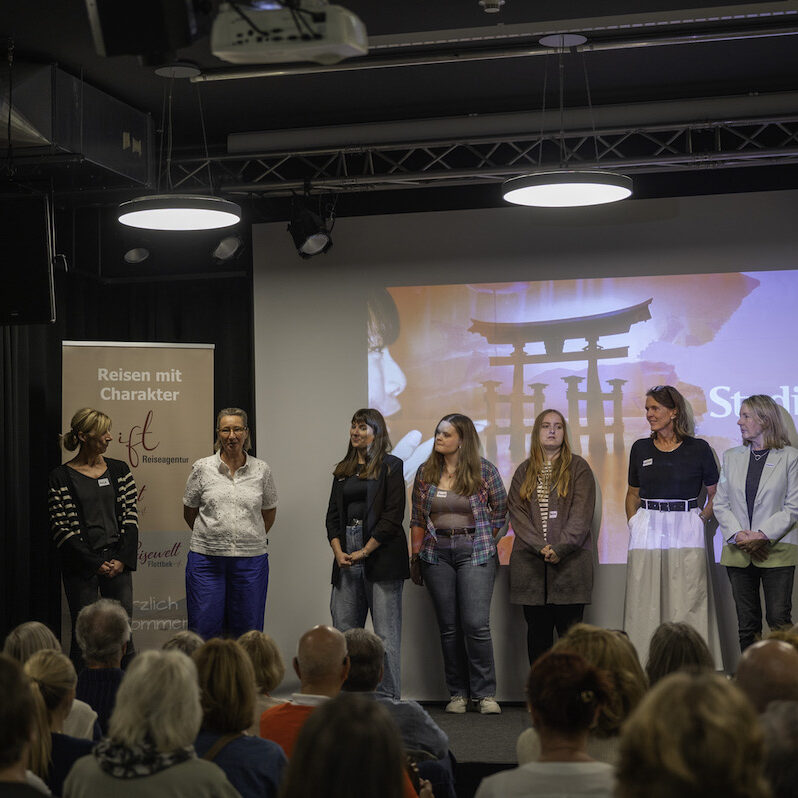 IFT-Team auf der Bühne beim Studiosus-Vortrag über Japan
