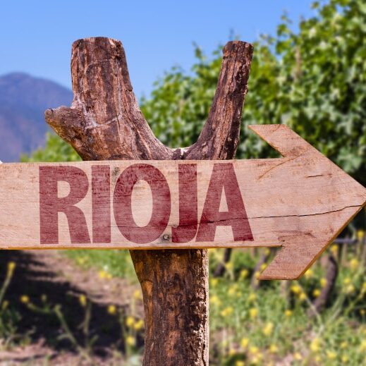 Wegweiser aus Holz mit "Rioja"